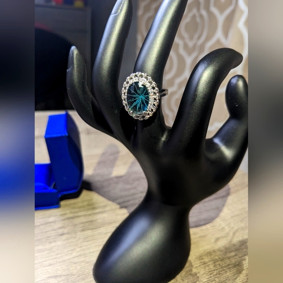 New 925 Sterling Silver Ring with Brazilian Green Simulated Diamond. - Picture 4 of 9